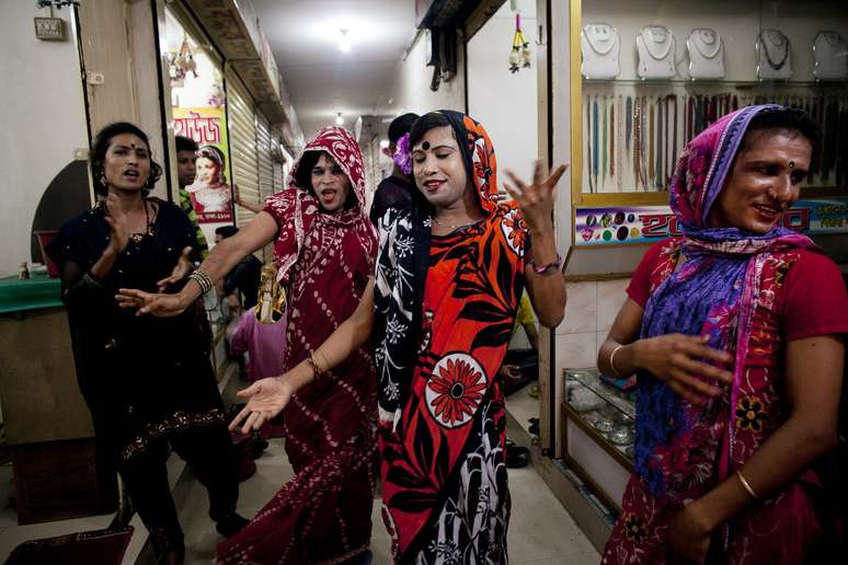 "Hijras" em Bangladesh - transgêneros são temidos e respeitados na Índia