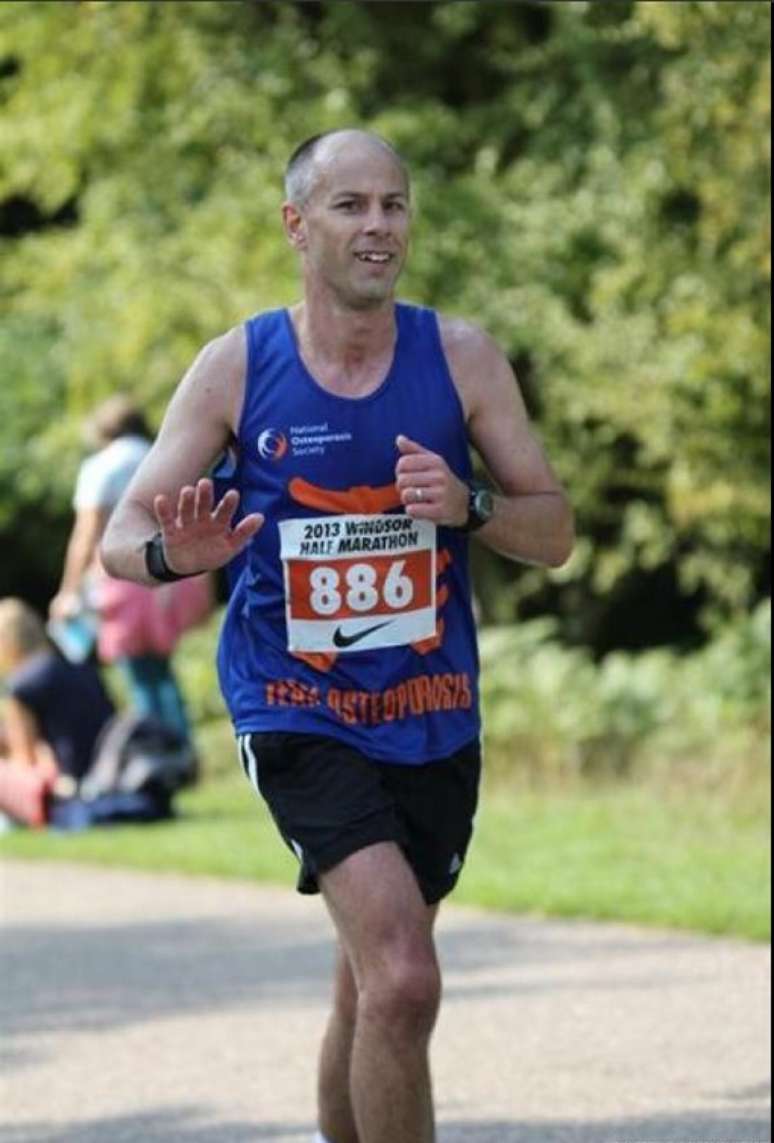 <p>Robert Berry desmaiou depois de cruzar a linha de chegada da maratona de Londres</p>