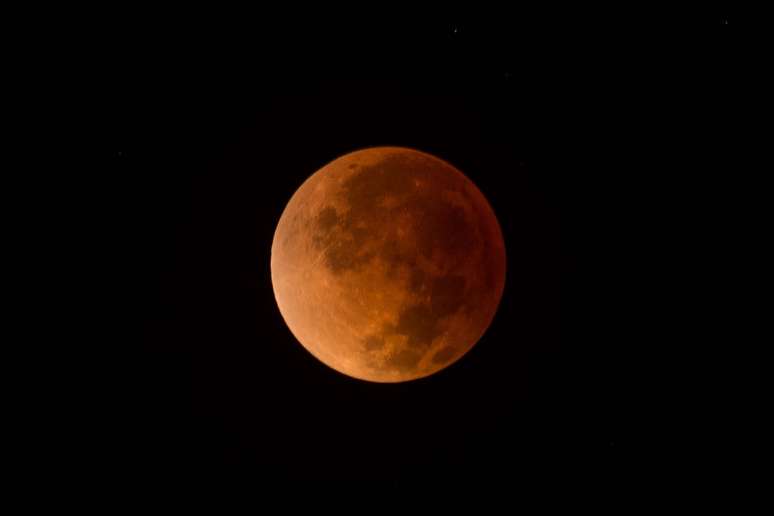 Fenômeno da 'Lua de Sangue' visto na madrugada desta terça-feira em Brasília