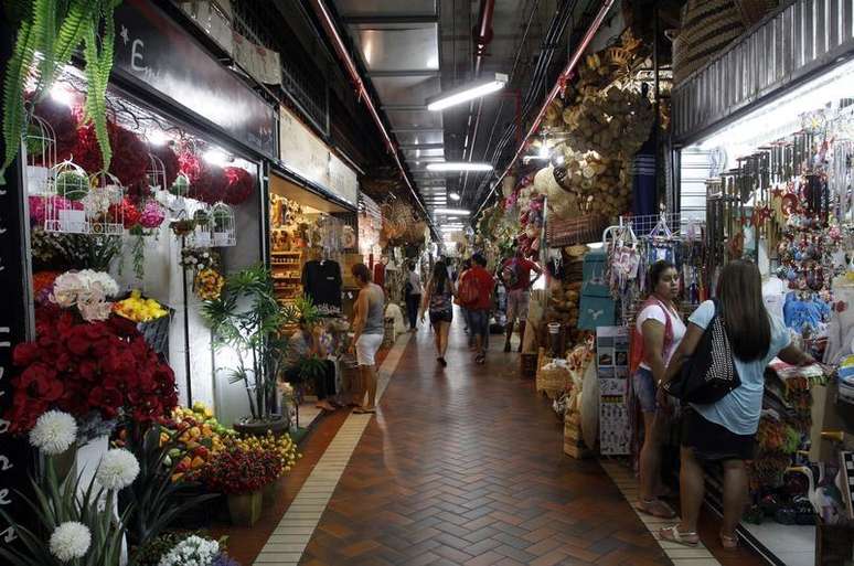 Pessoas fazem compras no Mercado Central em Belo Horizonte. As vendas no comércio varejista brasileiro registraram leve alta de 0,2 por cento em fevereiro na comparação com janeiro, segundo mês seguido de ganho, porém mostrando perda de força com moderação no consumo. 09/04/2014