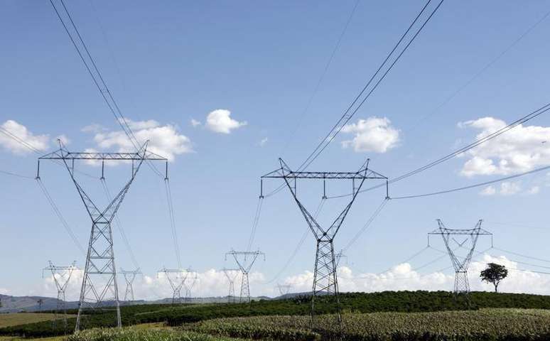 Torres de transmissão de energia elétrica em uma fazenda de café, em Santo Antônio do Jardim. A Agência Nacional de Energia Elétrica (Aneel) aprovou nesta terça-feira o edital do leilão de energia existente A-0, marcado para 30 de abril, com preços-teto de 262 reais por megawatt-hora (MWh) para energia termelétrica, inclusive biomassa, e 271 reais por MWh para energia hidrelétrica, no produto por quantidade. 06/02/2014