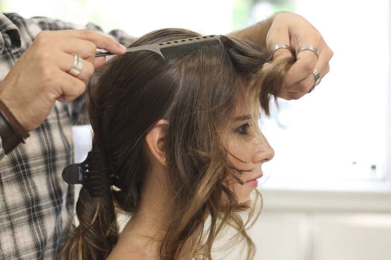 Separe o cabelo de orelha a orelha e prenda o restante do cabelo 