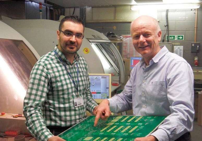 <p>Cientistas Themis Prodromakis e Philip King mostram projeto de chip que deve se transformar no scanner para doenças</p>