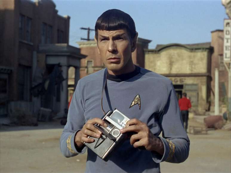 <p>Em cena do filme "Star Trek", personagem Spock carrega um tricorder para alguma de suas missões. O aparelho consegue identificar em poucos minutos a saúde de um organismo e diagnosticar doenças</p>