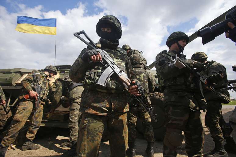 <p>14 veículos blindados com bandeiras da Ucrânia, um helicóptero e caminhões militares foram vistos estacionados na região</p>