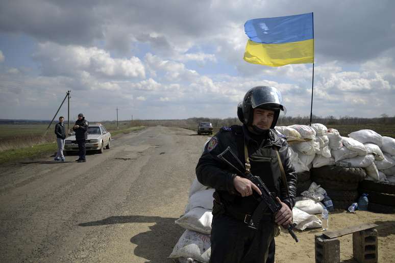 <p>Soldado ucraniano fica de guarda em um posto de controle perto da cidade de Barvenkovo, na região de Kharkiv, do leste da Ucrânia, em 15 de abril</p>
