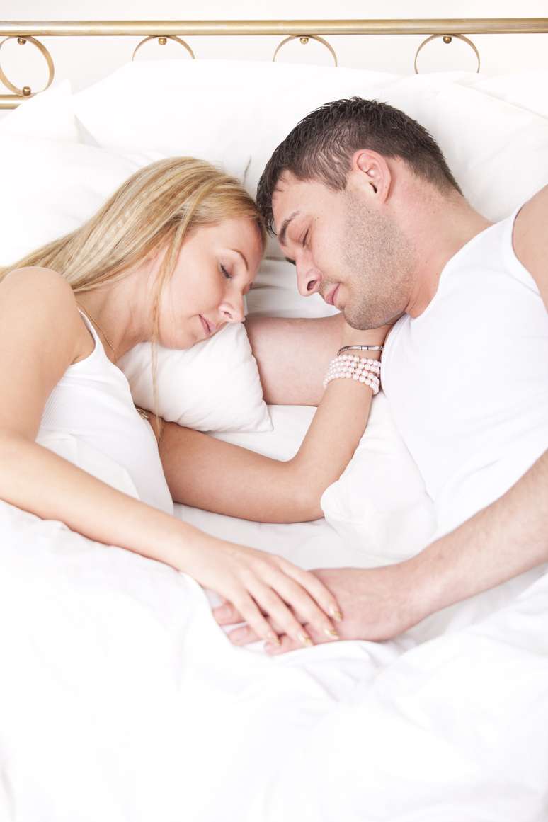 <p>Casais que dormem se encarando e tocando se mostraram 100% satisfeitos com o relacionamento</p>