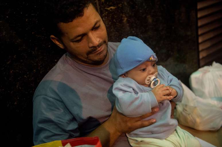 Família de sem-teto luta para cuidar de bebê após desocupação de prédio da Oi no Rio de Janeiro