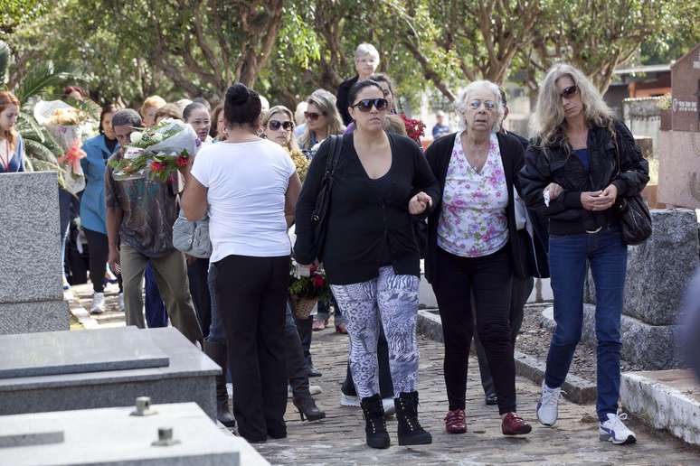 <p>Jussara Uglione, av&oacute; de Bernardo, durante enterro do menino no Cemit&eacute;rio Municipal de Santa Maria (RS) junto ao t&uacute;mulo da m&atilde;e, morta em 2010</p>