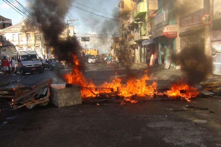 <p>Moradores protestaram no bairro de São Caetano em Salvador, na manhã desta quarta-feira, devido à falta de ônibus</p>