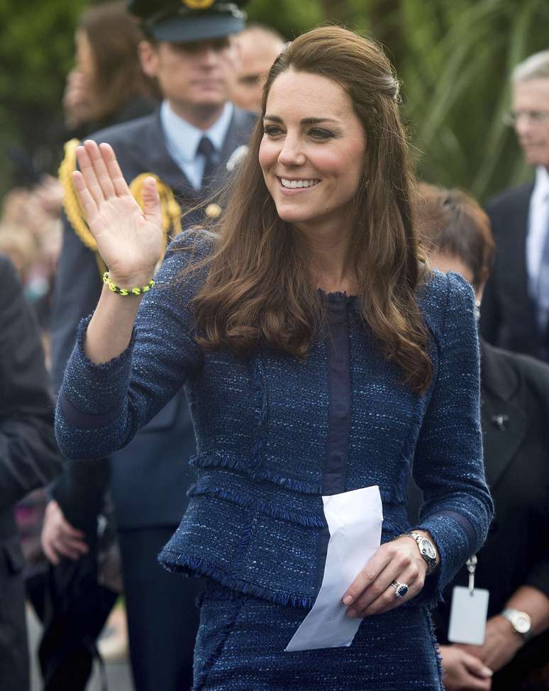 <p>Kate Middleton costuma repetir looks em suas aparições públicas. A última investida da duquesa foi na  terça-feira (15), quando surgiu com um tailleur em tom de azul em visita à Nova Zelândia</p>