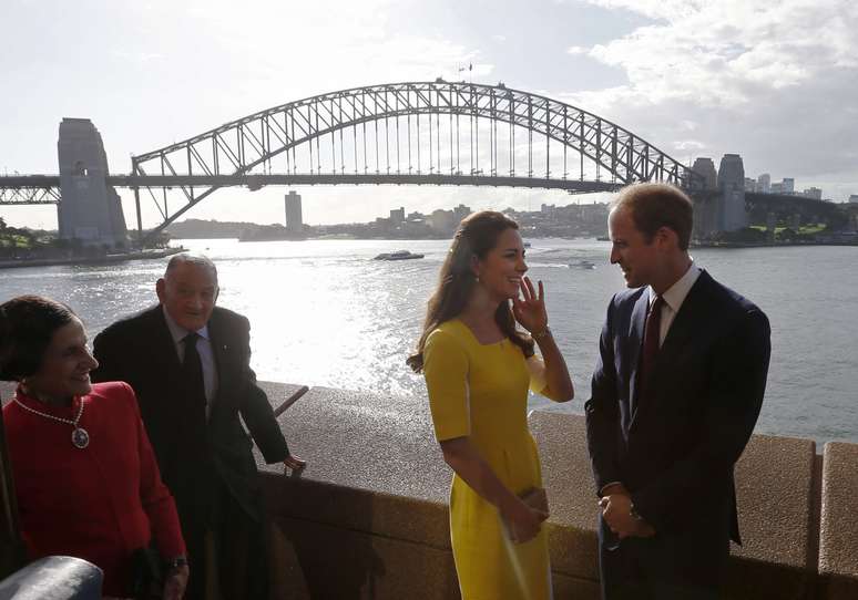 <p>Pr&iacute;ncipe William e sua esposa Catherine, Duquesa de Cambridge, s&atilde;o retratados em frente a&nbsp;Sydney Harbour Bridge, durante recep&ccedil;&atilde;o nesta quarta-feira,&nbsp;16 de abril</p>