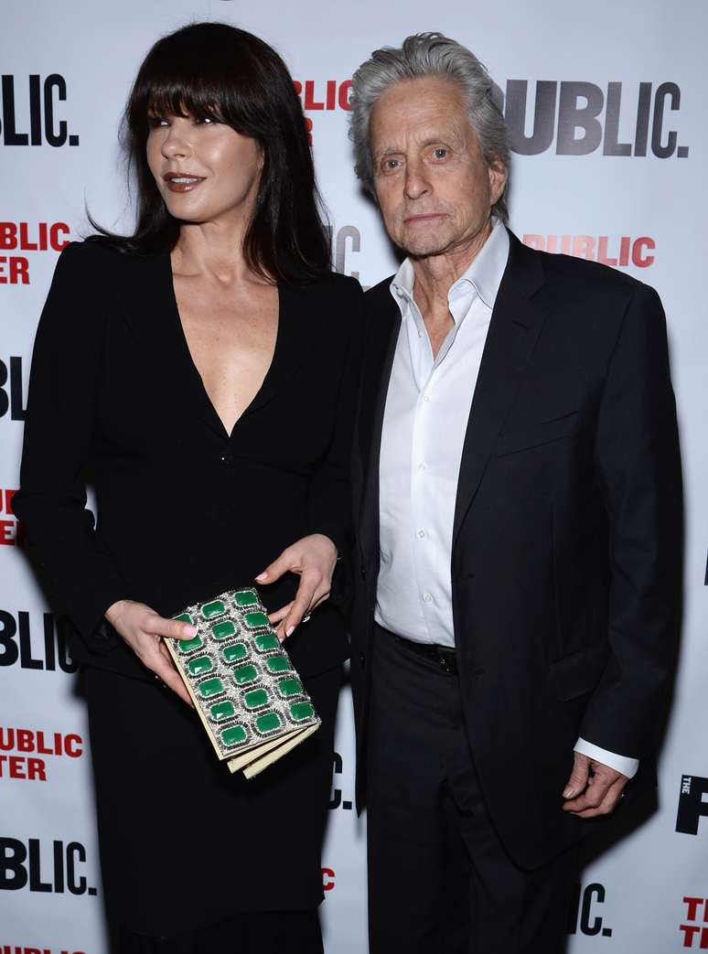 Após breve separação, Michael Douglas e Catherine Zeta-Jones prestigiaram juntos a peça The Library, na noite dessa terça-feira (15), em Nova York 