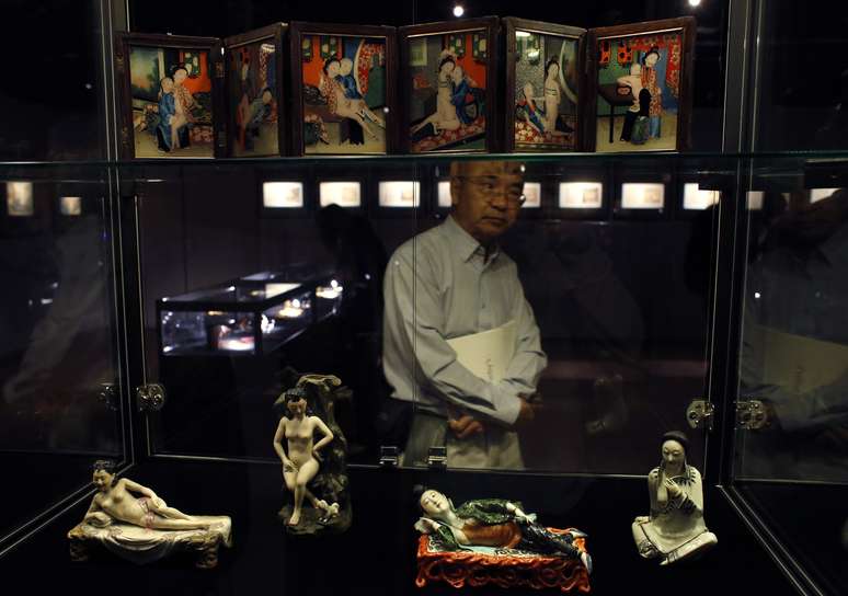 <p>Visitante caminha na frente de objetos eróticos da exposição "Jardins do Prazer: Sexo na China Antiga", em Hong Kong</p>