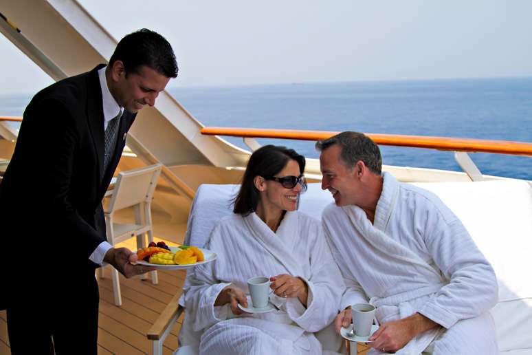 Azamara Club Cruises - Nos dois navios da Azamara Club Cruises o serviço é destinado aos hóspedes em suítes. Os mordomos são treinados pela English Butler Guild e estão disponíveis para todos os tipos de pedidos dos hóspedes. É ele quem fará o check-in prioritário e o check-out, fará as malas, confirmará a presença dos hóspedes em festas, garantirá que as roupas serão lavadas e passadas, fará as reservas no spa e nos restaurantes, entre outros serviços