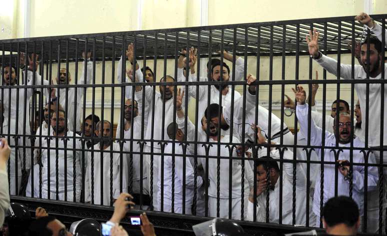 <p>Mais de cem simpatizantes da Irmandade Muçulmana foram condenados a três anos de prisão, pelo envolvimento nos protestos de 6 de outubro de 2013. Na foto, partidários do grupo reagem após dois companheiros serem condenados à morte, em 29 de março</p>