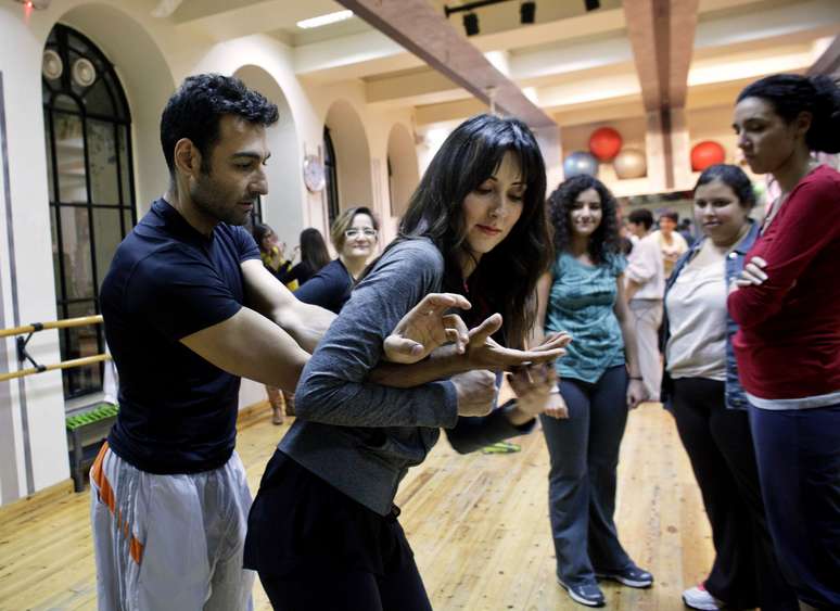 <p>Soraya Bahgat, fundadora do grupo anti-ass&eacute;dio Tahrir Bodyguard, realiza movimento de auto-defesa, em oficina organizada&nbsp;pelo grupo em resposta a onda de viol&ecirc;ncia sexual contra mulheres no Cairo, Egito. Foto de&nbsp;fevereiro de&nbsp;2013</p>