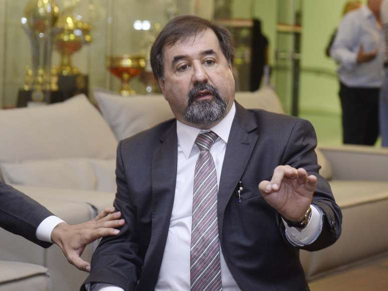 Marco Aur&eacute;lio Cunha conversa durante elei&ccedil;&atilde;o do S&atilde;o Paulo