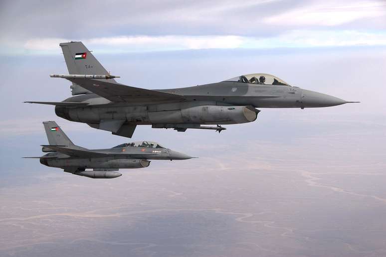 <p>Caça F-16 da Força Aérea Real da Jordânia voa ao lado de aviões KC-135 Stratotanker dos EUA. Foto de outubro de 2009</p>