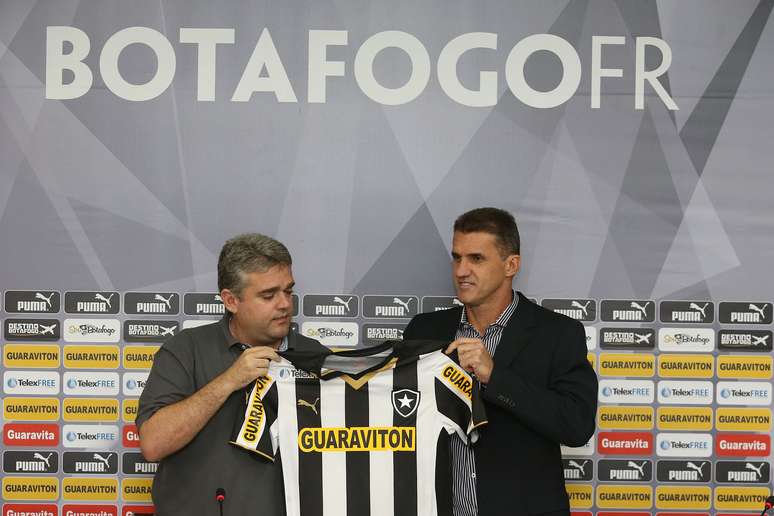 <p>Mancini recebe camisa do Botafogo em apresenta&ccedil;&atilde;o oficial</p>