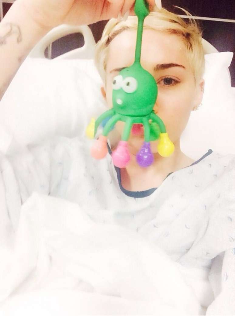 Cantora publicou foto sua no hospital em seu perfil no Twitter