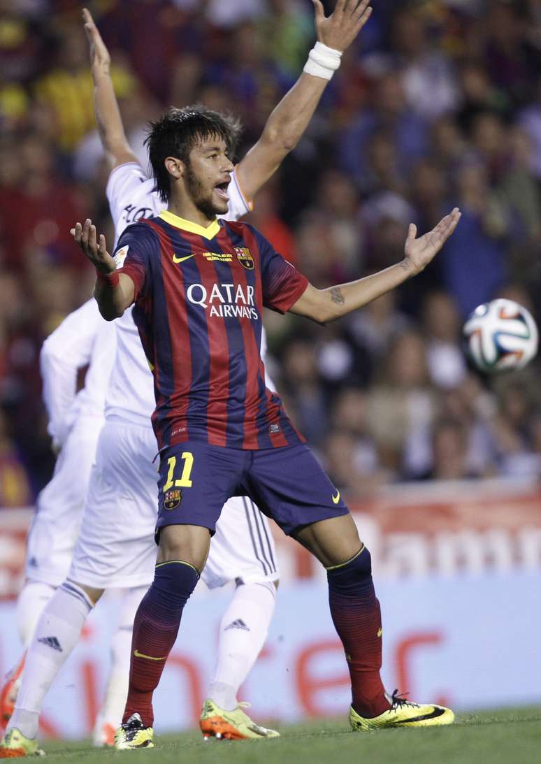 <p>Neymar teve um primeiro tempo apagado e mostrou desconforto ao jogar pelo lado direito do campo</p>