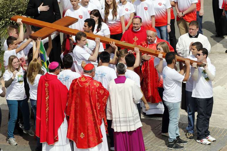 <p>Milhares de fi&eacute;is participam anualmente da Via Cr&uacute;cis, que vai ser transmitida ao vivo pela televis&atilde;o p&uacute;blica italiana; foto mostra cerim&ocirc;nia de Domingo de Ramos</p>