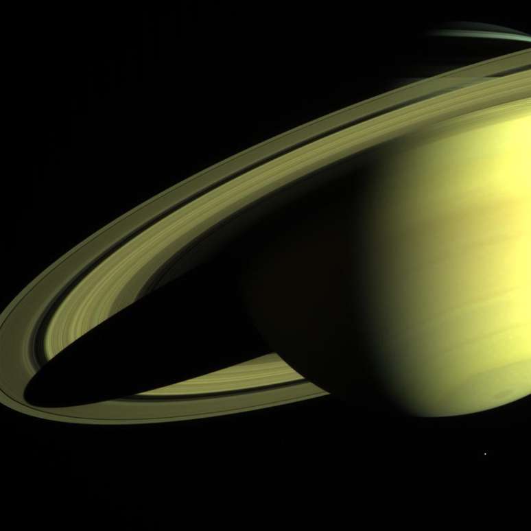 <p>Imagem de Saturno pela Nasa em 2004</p>