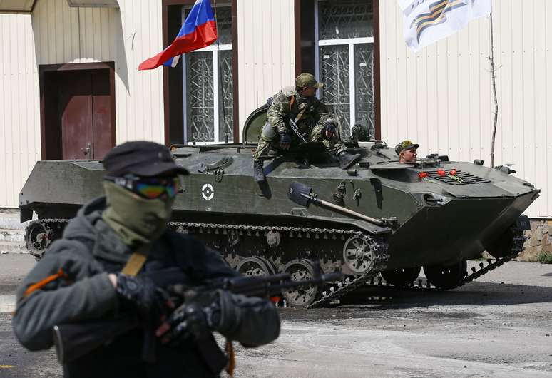<p>Bandeira russa é vista em cima de um veículo blindado em Slaviansk, na Ucrânia, em 16 de abril</p>