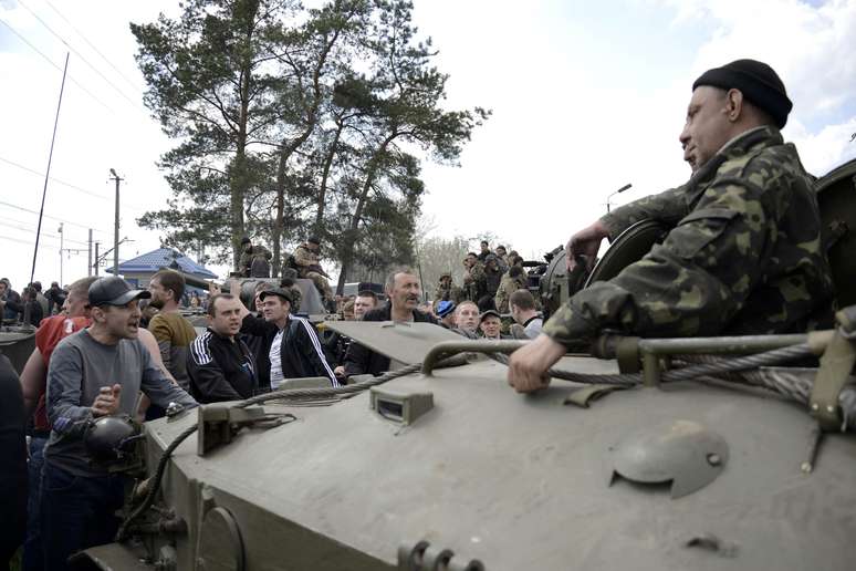 <p>Civis bloquearam tanques e soldados ucranianos na fronteira da cidade</p>