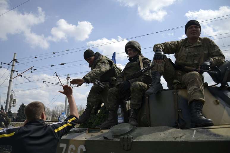 <p>Morador cumprimenta soldado ucraniano; tropas tiveram passagem impedida por civis</p>