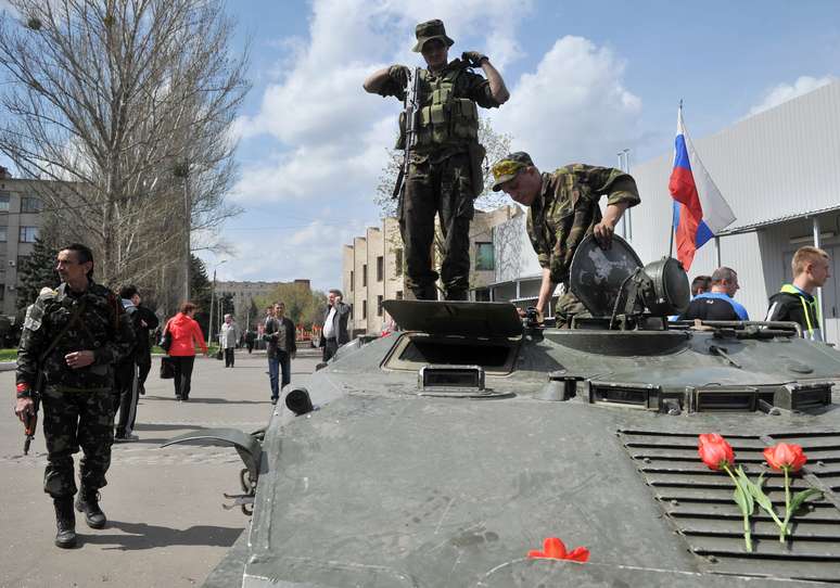 <p>Homens armados com uniformes militares montam guarda em frente ao prédio do Estado regional apreendido por separatistas pró-russos na cidade ucraniana de Slavyansk, em 16 de abril</p>