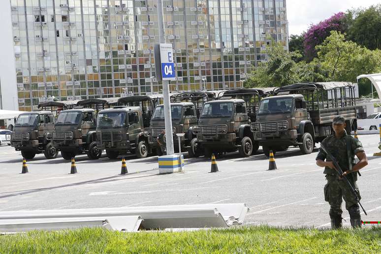 Polícia do Exército (PE) faz a segurança em Salvador (BA) nesta quinta-feira devido à greve de policiais e bombeiros