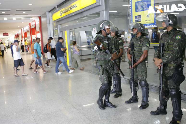 Polícia do Exército faz a segurança em shopping de Salvador (BA) nesta quinta-feira devido à greve de policiais e bombeiros