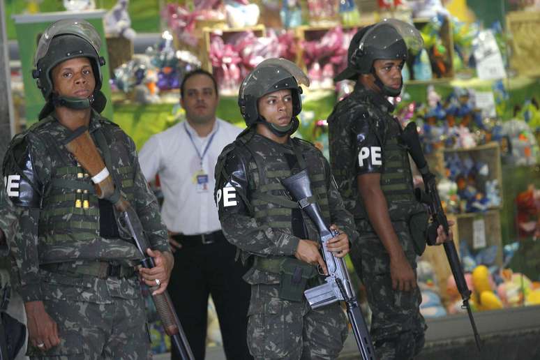 Polícia do Exército faz a segurança em shopping de Salvador (BA) nesta quinta-feira devido à greve de policiais e bombeiros