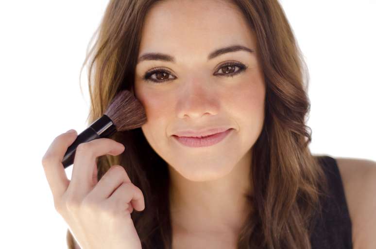 <p> Todos os tipos de blush podem ser usados quando a pele oleosa está bem preparada, explica a maquiadora Jô Castro, da agência Capa MGT</p>