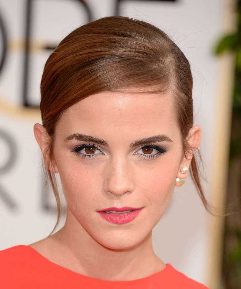 <p>A sombra branca de Emma Watson foi aplicada no canto interno dos olhos e nas p&aacute;lpebras m&oacute;veis, fechando com um leve esfumado marrom em dire&ccedil;&atilde;o ao c&ocirc;ncavo</p>