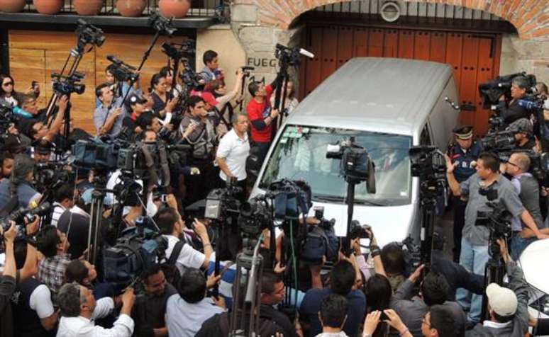 O corpo de Gabriel García Marquez deixou a residência do escritor na Cidade do México, capital mexicana, na noite desta quinta-feira (17). O carro que levou o ganhador do Prêmio Nobel de Literatura foi escoltado pela polícia, já que muitas pessoas permaneciam em frente à casa