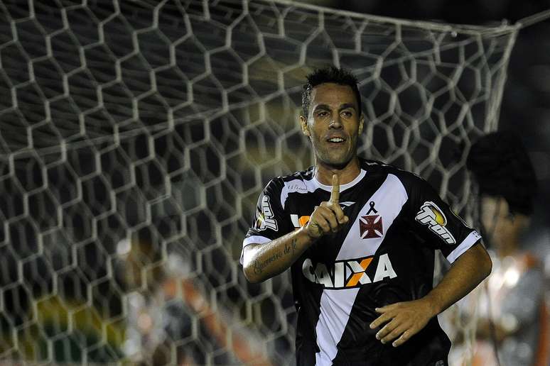 <p>Duelo Vasco x Resende teve nova polêmica: vascaíno André Rocha teve gol mal anulado, mas time cruzmaltino contou com pênalti discutível convertido</p>