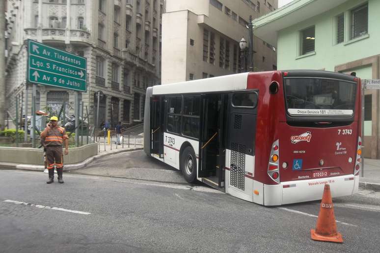 <p>Ônibus ficou preso na via do centro de São Paulo na última segunda-feira</p>