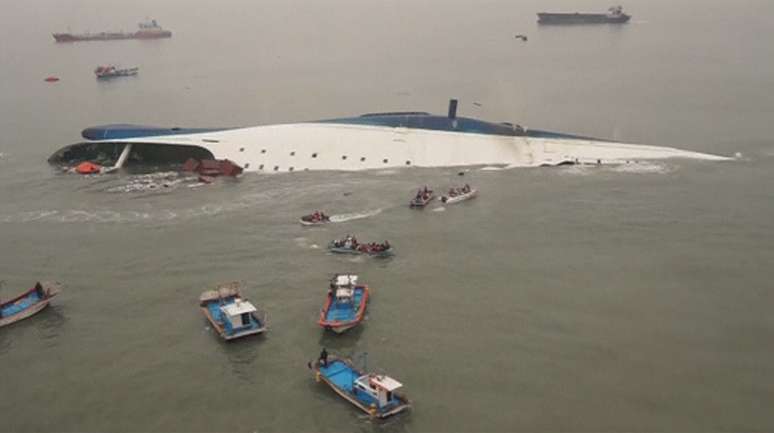 <p>Pouca parte do navio ficou para fora d'água depois do naufrágio na Coreia do Sul. Mesmo assim, equipe de resgate confia que bolsões de ar possam ajudar a manter passageiros vivos</p>