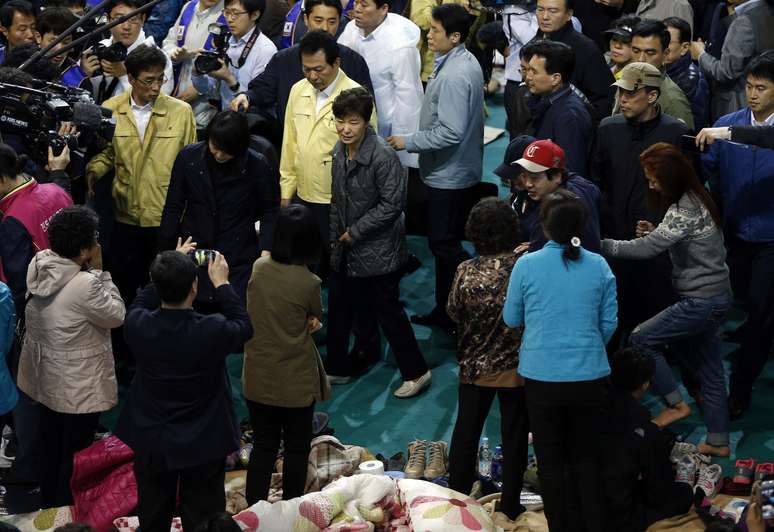 Presidente Park Geun-hye (centro) visitou o local onde os familiares de passageiros desaparecidos estão reunidos