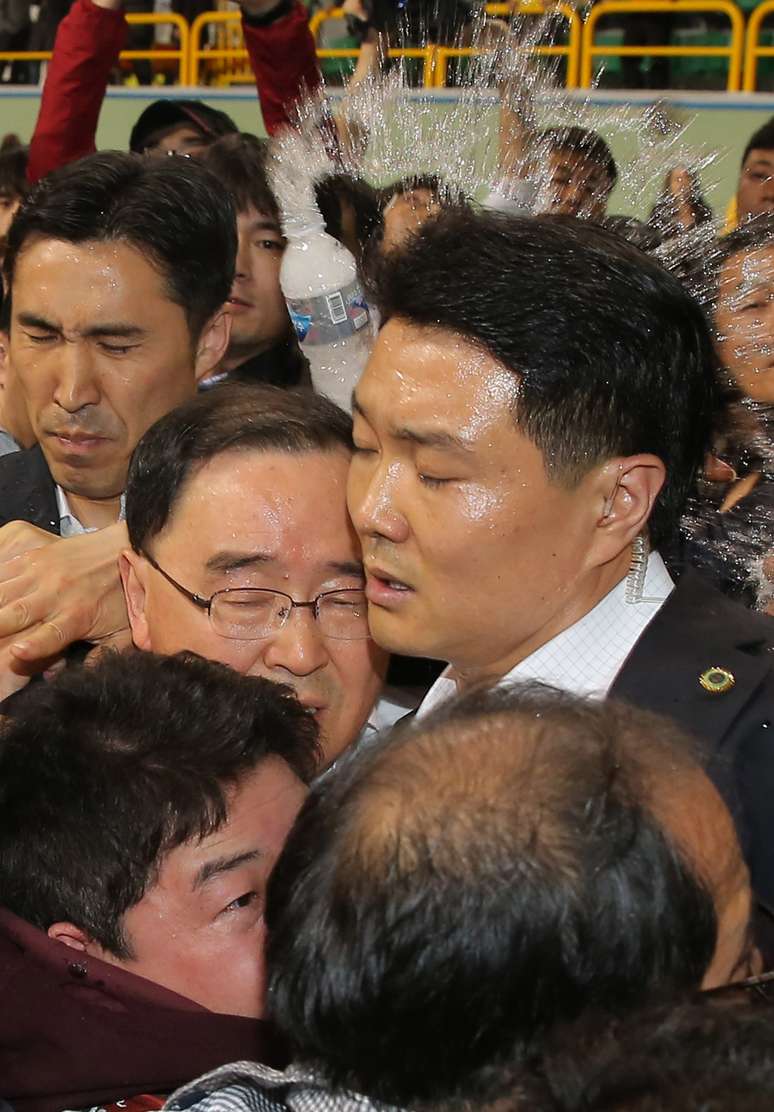 <p>O primeiro-ministro Chung Hong -won foi recebido com violência pelos parentes dos desaparecidos e teve de ser escoltado por guarda-costas</p>