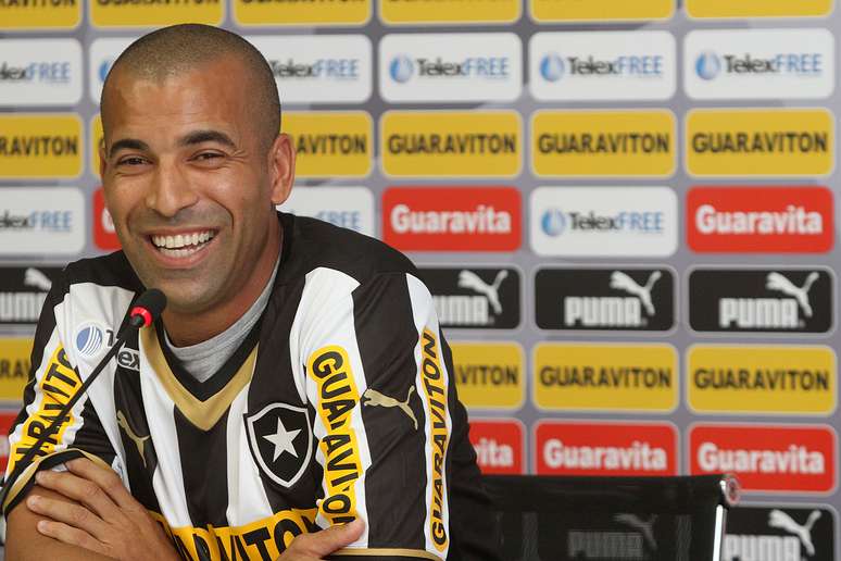 <p>Com semblante leve, Sheik foi apresentado no Botafogo</p>
