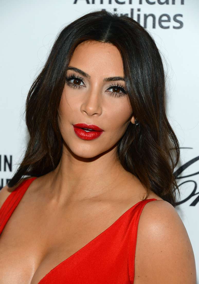 Kim Kardashian deixou os olhos mais suaves e marcou a boca com vermelho, aliás, uma cor bem adequada para o tom de pele dela, explica a maquiadora Tatiana Donadio. É um look que pode ser usado de dia ou de noite, basta segurar a onda do batom vermelho, alerta  