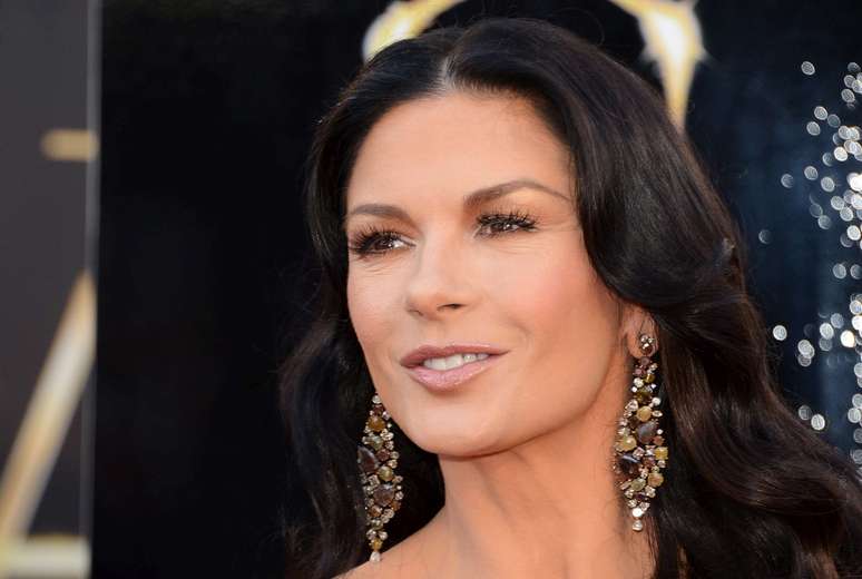 A atriz Catherine Zeta-Jones apostou na sombra dourada com brilho, aplicada suavemente nas pálpebras, para valorizar os cílios postiços