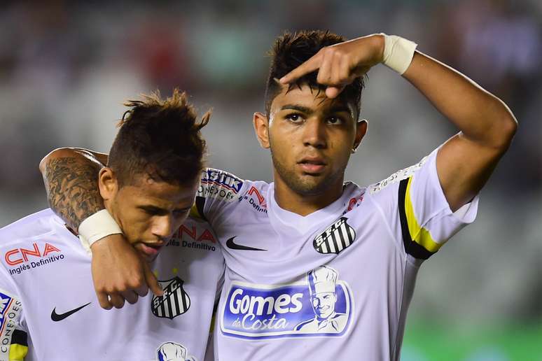 Gabriel aponta para Geuvânio, que foi o garçom do terceiro gol na vitória por 3 a 0 sobre o Mixto