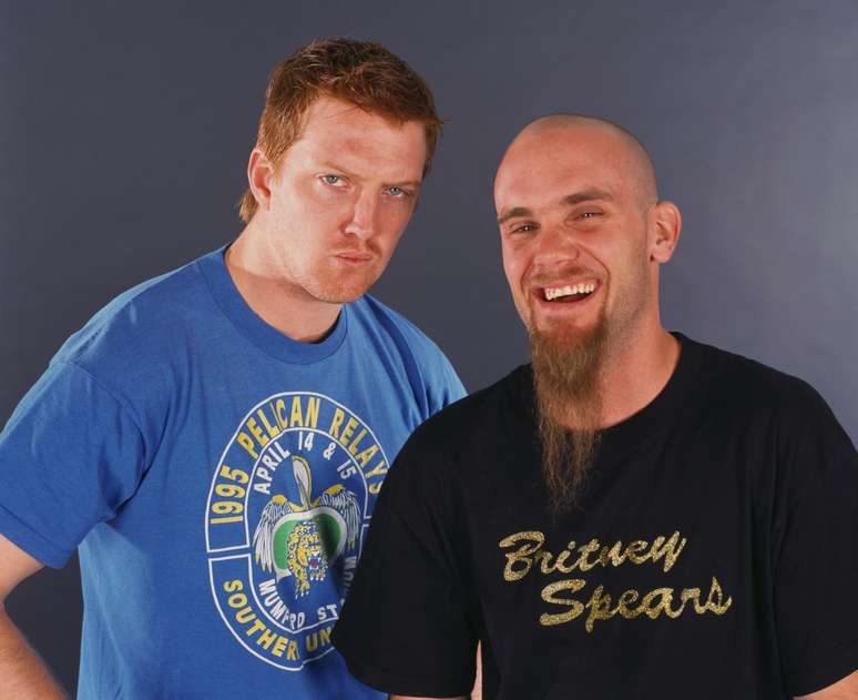 Josh Homme e Nick Oliveri em foto de 2002