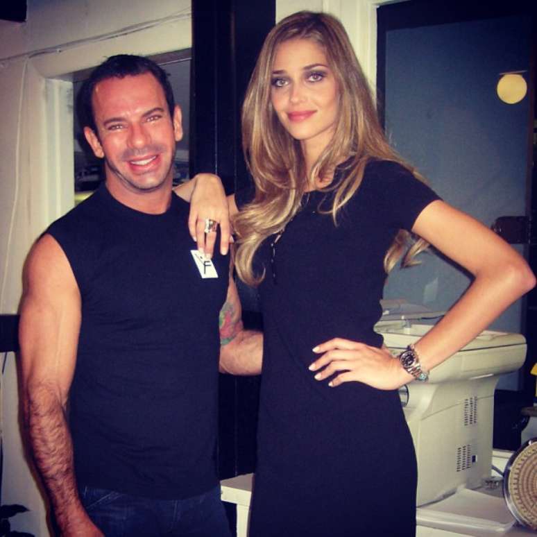 <p>Leandro posa ao lado da modelo Ana Beatriz Barros</p>