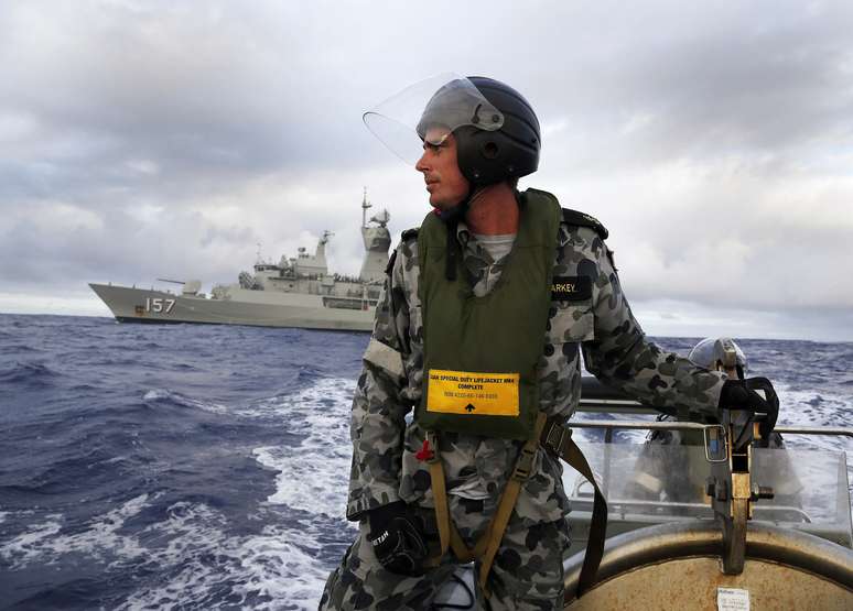 <p>Equipes de buscas da Marinha australiana procura possíveis destroços no Oceano Índico Sul do avião da Malaysia Airlines, nesta quinta-feira, 17 de abril</p>
